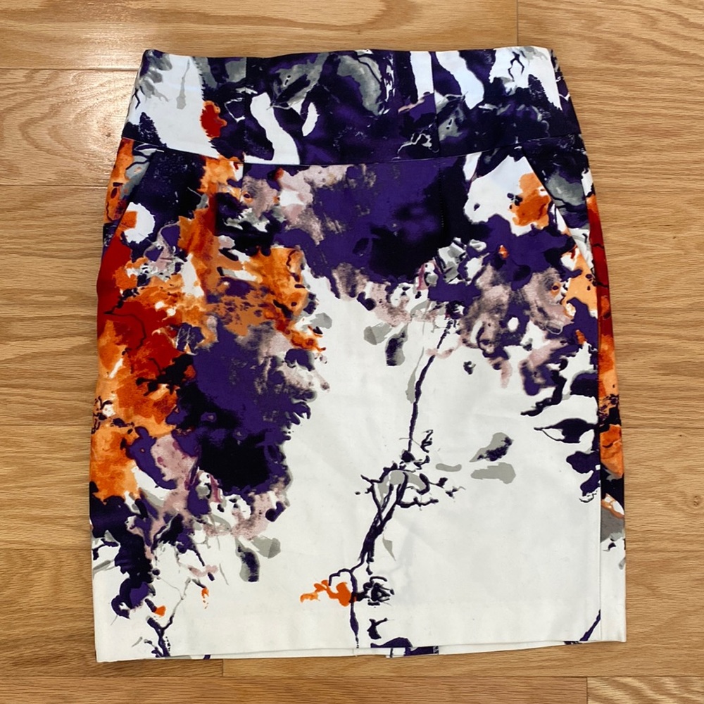 Premise career skirt with pockets and modern print.